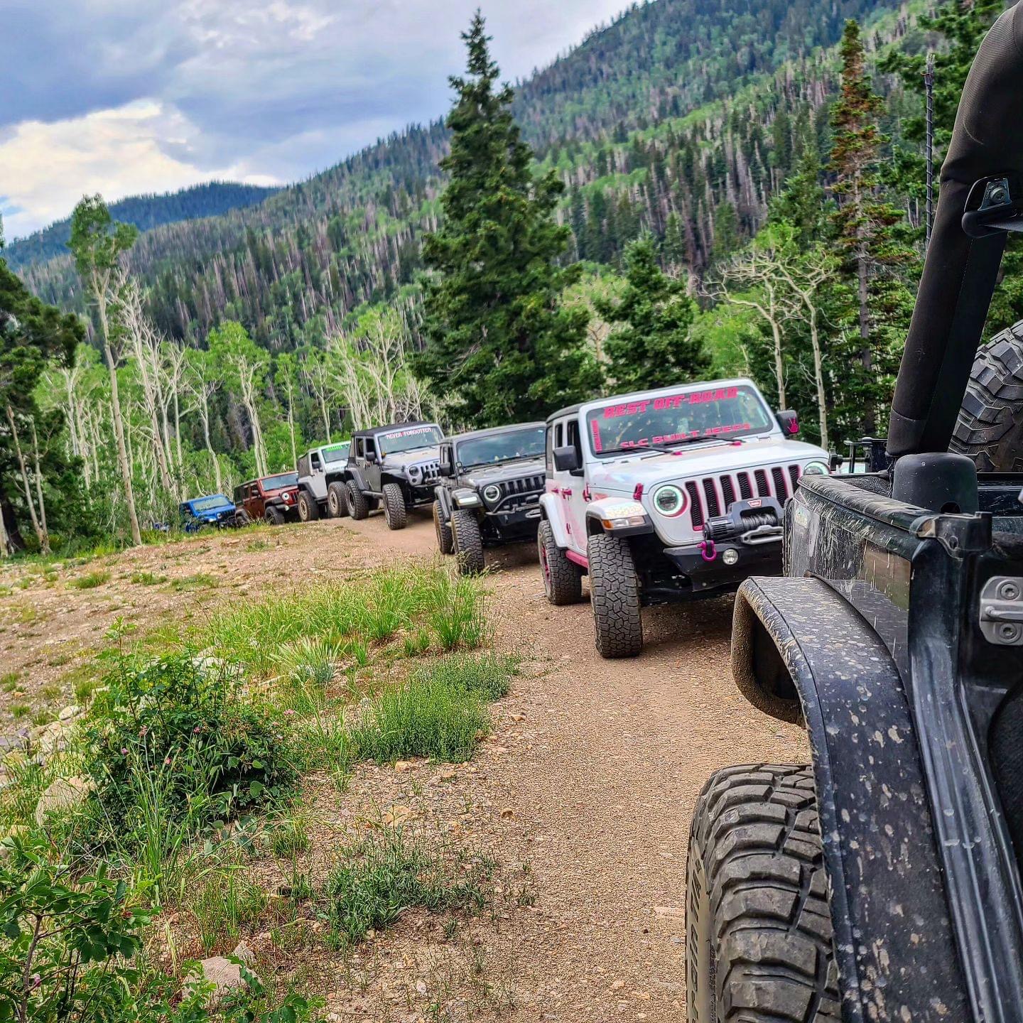 Jeep convoy on Paiute Trail